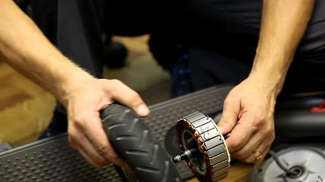 Ремонт люфта переднего колеса Xiaomi MIJIA M365 смотреть онлайн