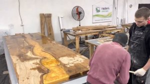 Стол-река из слэбов дуба с эпоксидной смолой / Радем Концепт Львів