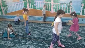 Подвижная игра "День и ночь" с детьми старшей группы