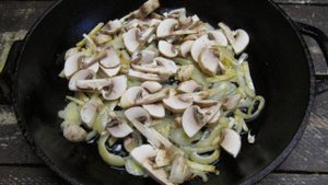 Салат грибной с рисом и цыпленком