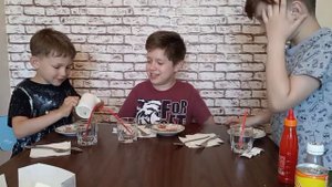 ОСТРАЯ vs СЛАДКАЯ vs КИСЛАЯ ЕДА Челлендж !