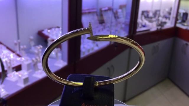 Браслет золотой в виде гвоздя, украшен камнями смотреть онлайн