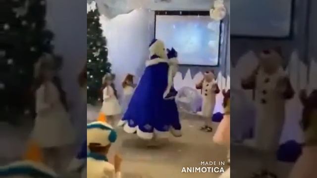 Дед Мороз танцем зажигает на утреннике в детском саду.Смотреть всем.Танцор Дедушка Мороз 2022 года.