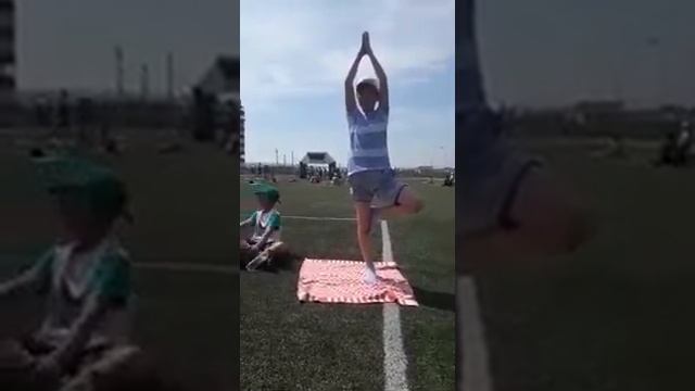 "Врикшасана". Поза дерева. Время 2,29. смотреть онлайн