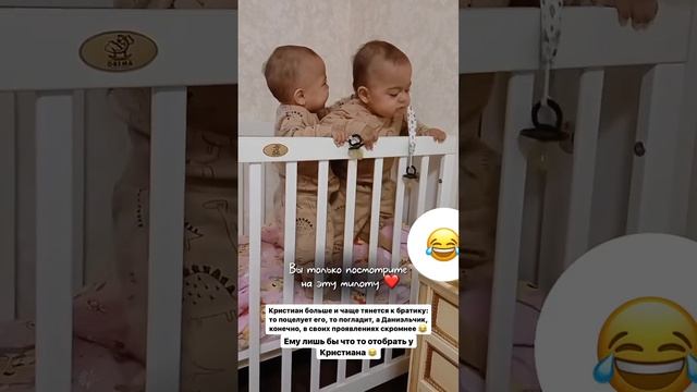 «Посмотрите на эту милоту»: Юлия Ефременкова поделилась видео, где близнецы взаимодействуют друг с д