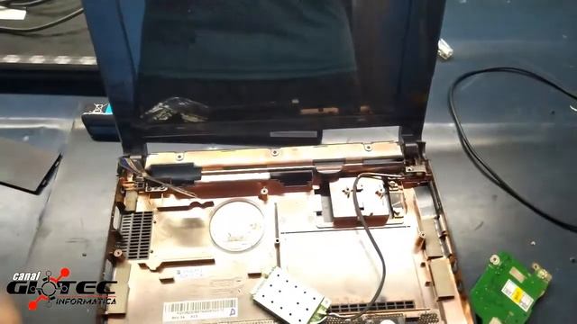 ABRINDO E INSTALANDO SSD NO NETBOOK ACER ASPIRE ONE ZG5. смотреть онлайн