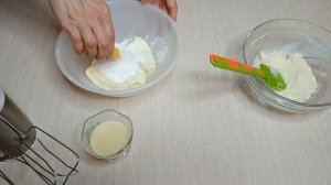 Безумно вкусный крем из плавленных сырков!Крем для выравнивания и украшения тортов!Это просто!