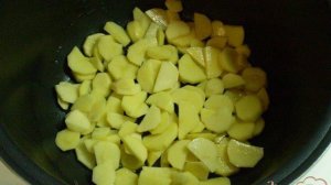 Картофель жаренный с луком в мультиварке