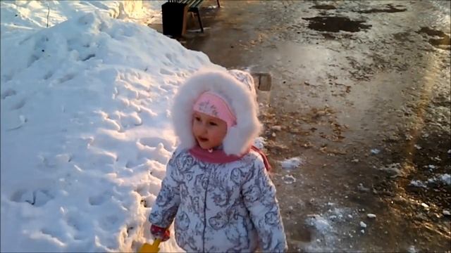 VLOG Гуляем в парке, прыгаем по лужам, кидаем снег Walk in the Park, jump in puddles Гуляшка смотреть онлайн