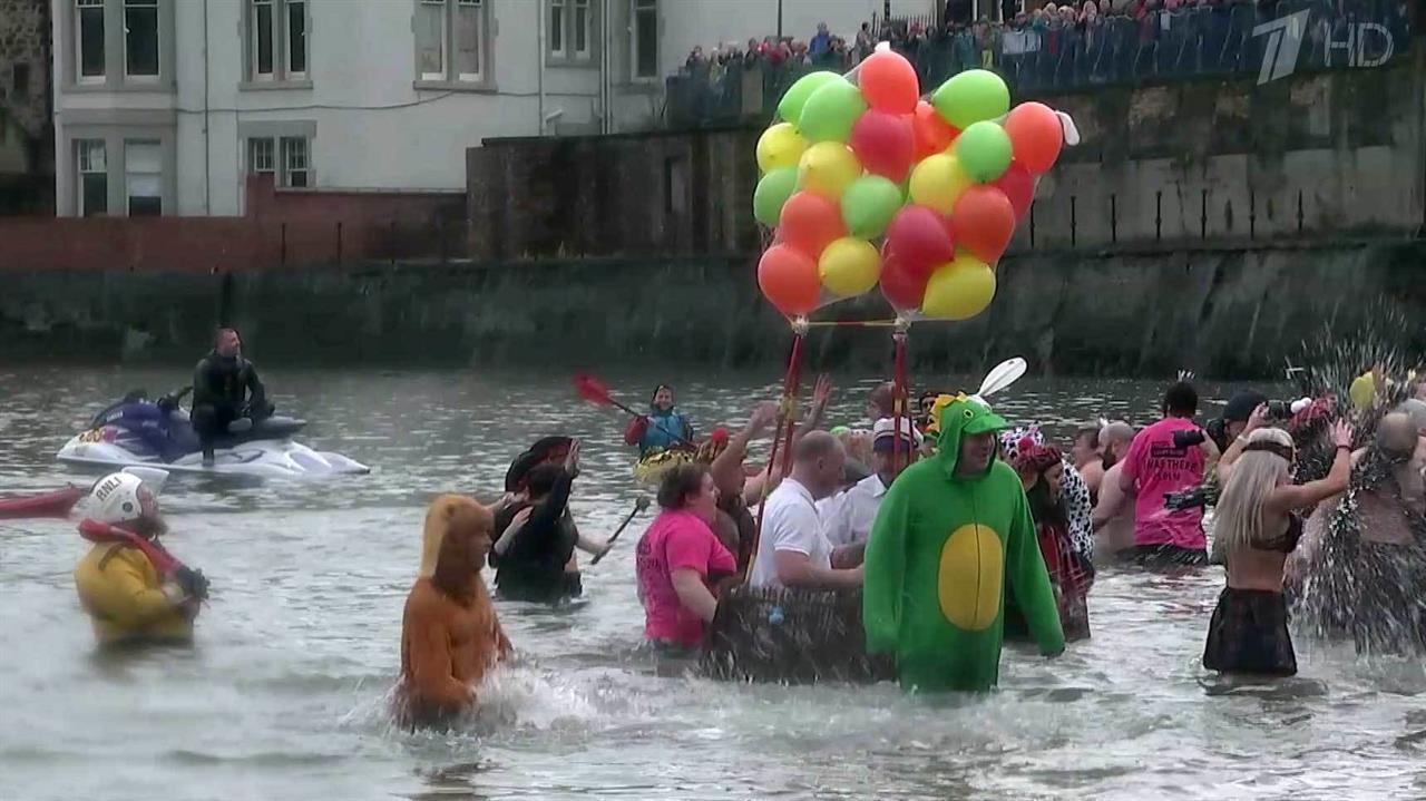 В Шотландии у моста Форт прошел традиционный новогодний "Сумасшедший заплыв" в карнавальных костюмах