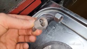 Химичим с ультразвуковой чисткой ржавых деталей топливной аппаратуры