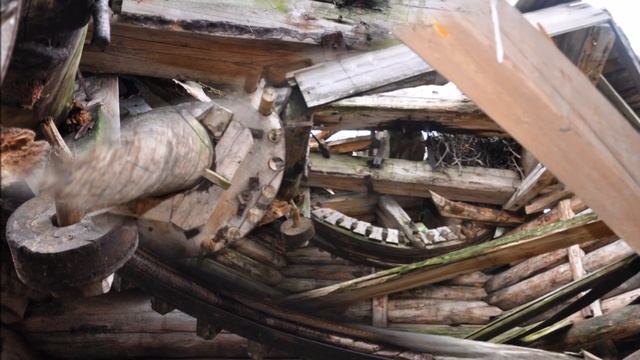 Старая ветряная мельница в Нижегородской области. 2014 и 2016 годы. Она разрушилась от старости