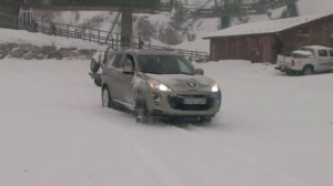 Peugeot 4007 на снегу