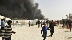 Люди бегут из Судана под обстрелами и взрывами. Военные перекрыли все дороги на выезде из города