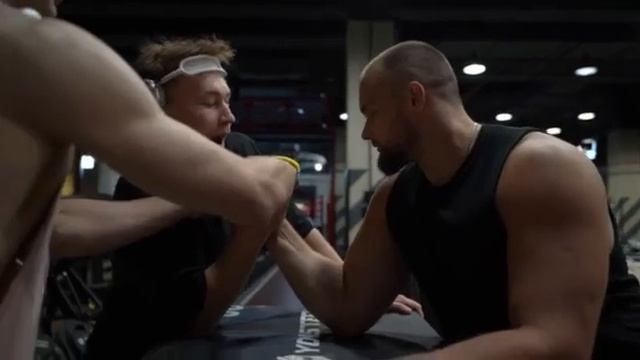 ДАНИЛА ГОРИЛЛА VS TATWOLE: Армрестлинг смотреть онлайн