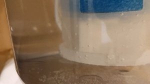 Фонтан для кошки гудит.