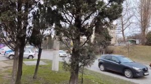 Нужно прямо но горит зеленая стрелка на право и красный сигнал светофора, что делать?