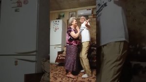 Где-то за лесом избушка стояла.