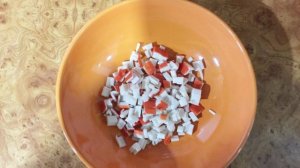 Салат из куриной грудки с ананасом и черносливом