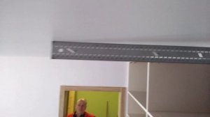 Толстые планки вверху шкафа под натяжным потолком