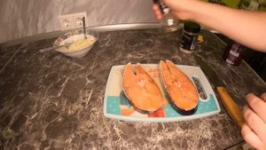 Стейк из лосося под сырной шапкой запеченный в духовке