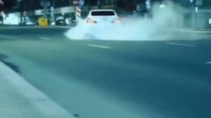 Музыка ойнана гойна на жёлтой футболке.
