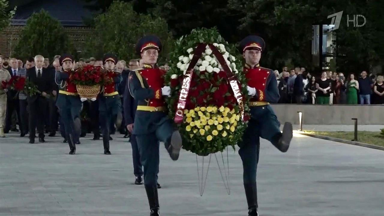 В Цхинвале несколько тысяч человек почтили память погибших во время августовских событий 2008 года