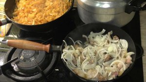 Кабанья рулька с тушёной капустой.