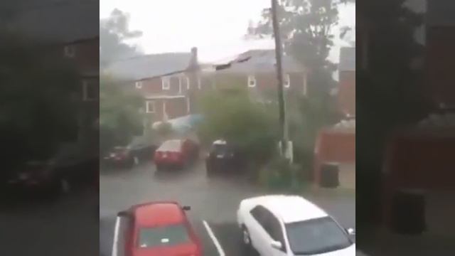 Нарезка видео с яркими ударами молнии смотреть онлайн