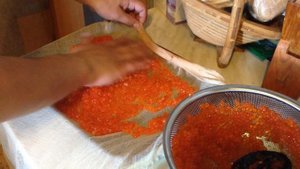 Очистка красной икры. Быстрый и эффективный способ.