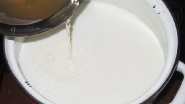 Молочное желе с бананом и шоколадной крошкой