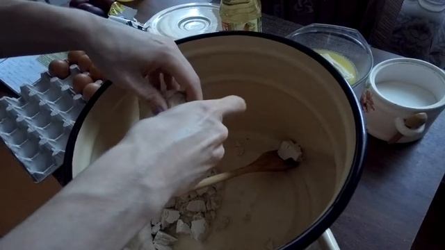 Готовимся к Пасхе: печем куличи, красим яйца и замешиваем творог смотреть онлайн