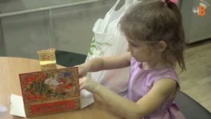 Вручение детям новогодних подарков