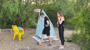 Строим ПЛОТЫ! ? Чей ПЛОТ будет НАДЕЖНЕЕ И НЕ УТОНЕТ?? СКОЛЬКО ЛЮДЕЙ ВЫДЕРЖИТ САМОДЕЛЬНЫЙ ПЛОТ? ??