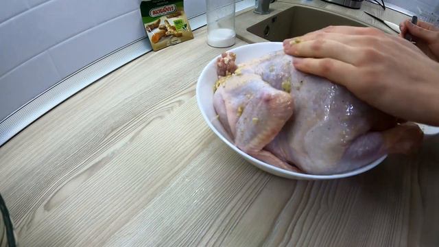Курица, которая не требует много времени. Золотистая курица в рукаве в духовке.