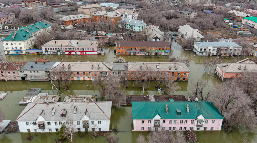 Паслер пожаловался на невозможность переодеться из-за наводнения в Оренбуржье