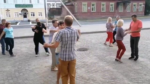 Череповчане летними вечерами танцуют бачату на новой набережной и недалеко от музея Верещагиных смотреть онлайн