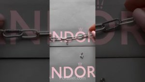 Как надеть подвески на браслет Pandora Me?