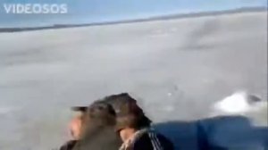 Мужик спит на льду