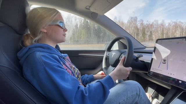 Девочка перегоняет Теслу из Москвы в Санкт-Петербург смотреть онлайн