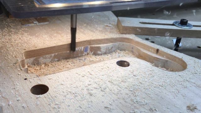 Gibson Melody Maker Explorer - Routing out the bathtub смотреть онлайн