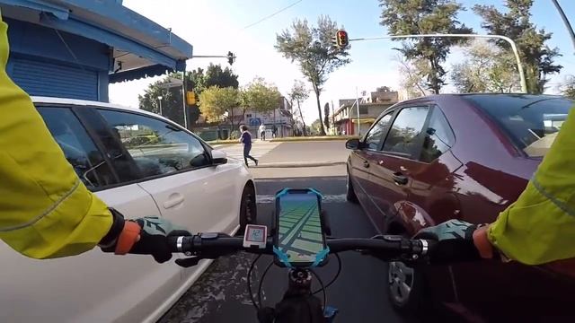 LLEVAR EL CELULAR EN LA BICI / SMARTPHONE BIKE MOUNT THULE смотреть онлайн