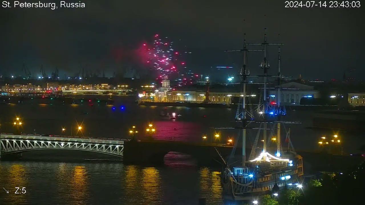 Праздник каждый день - с борта маломерного судна прогремел фейерверк. Санкт-Петербург, река Нева. смотреть онлайн