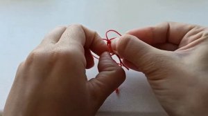 Браслет из красной нити за 7 минут