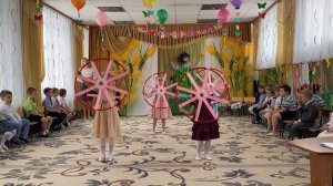 Танец с цветами-обручами. МАДОУ "Детский сад №18"