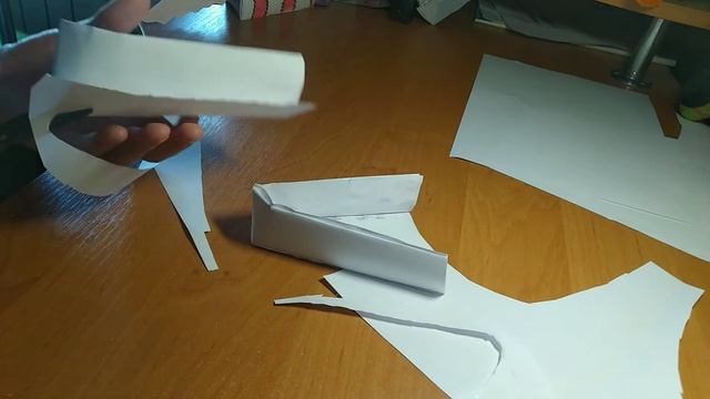 Как сделать дракона на руку из бумаги?