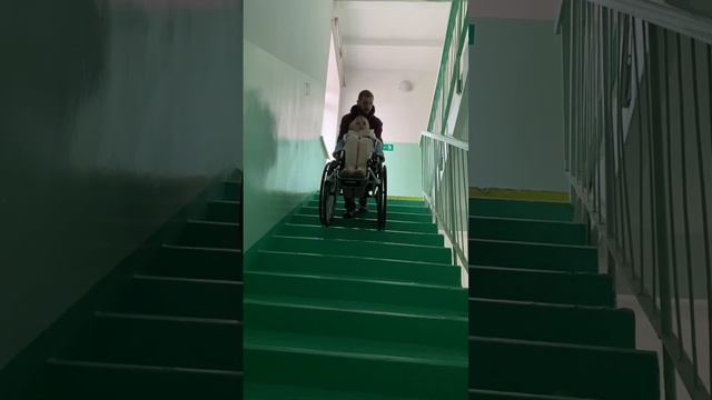 Спуск инвалидки по лестнице смотреть онлайн