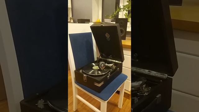 Изабелла Юрьева "Маленькое счастье". Играет патефон 1936 года. смотреть онлайн