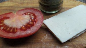 Брынза в хрустящей корочке с помидором