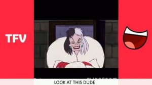 Мужик смотрит на картинки и дико ржет look at this dude